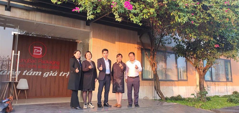 Ông Hoàng Quang Tú tại Công ty SX bao bì Phương Bắc - tỉnh Hưng Yên